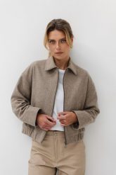 WEŁNIANA KURTKA PAOLA TAUPE L - Flawless. Białe kurtki sportowe damskie Flawless, l, bez wzorów, z kaszmiru, bez ramiączek, bez kaptura, na golfa. Za 697.90 zł.