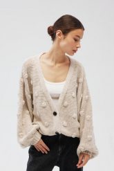 Kardigan zapinany na guziki w kolorze LIGHT BEIGE - BUBLE-UNI. Brązowe kardigany damskie Marsala, uniwersalny, bez wzorów, z jeansu, biznesowe, bez kołnierzyka. Za 349.90 zł.