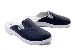 INBLU 50-34 004 granatowy, klapki damskie. Niebieskie klapki damskie Inblu, bez wzorów, bez obcasa, na koturnie, bez zapięcia. Za 79.99 zł.