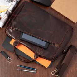 Torba męska skórzana na ramię laptopa duża ciemno-brązowa biznesowa Beltimore N01. Brązowe torby na laptopa damskie bez wzorów. Za 379.90 zł.