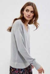 Sweter z dekoltem na plecach srebrny. Szare swetry nierozpinane damskie MOODO, l, bez wzorów, z poliesteru, bez kołnierzyka, bez ramiączek. W wyprzedaży za 38.99 zł.