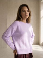 Luźny sweter z okrągłym dekoltem - fioletowy. Fioletowe swetry nierozpinane damskie Sinsay, l, bez wzorów, bez kołnierzyka, bez ramiączek. Za 49.99 zł.