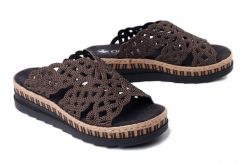 Rieker V7992-24 brown, klapki damskie. Brązowe klapki damskie Rieker, na lato, z aplikacjami, ze skóry ekologicznej, bez obcasa, na koturnie, bez zapięcia. Za 319.90 zł.