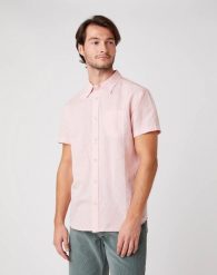 KOSZULA MĘSKA WRANGLER SS 1PKT SHIRT SILVER PINK W5J7LOXTU 112130192. Różowe koszule męskie Wrangler, m, bez wzorów, bez kołnierzyka, bez ramiączek. Za 129.99 zł.