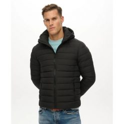 Kurtka z kapturem Superdry Fuji. Czarne kurtki męskie Superdry, m, bez wzorów, z puchu, z kapturem. W wyprzedaży za 443.05 zł.