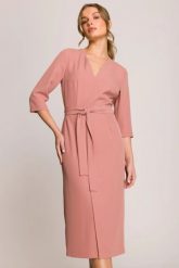 Elegancka sukienka midi z dekoltem V i rozcięciem różana. Czerwone sukienki damskie Stylove, do pracy, na lato, uniwersalny, bez wzorów, z elastanu, biznesowe, bez kołnierzyka, dla wysokich, bez ramiączek, midi, dopasowane. Za 389.00 zł.