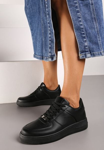 Czarne Sznurowane Sneakersy Ozdobione Perforacją Ellemisa. Czarne obuwie sportowe damskie Renee, bez wzorów, z jeansu, bez zapięcia, na fitness i siłownię. Za 69.99 zł.