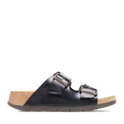 Klapki Fly London. Czarne klapki damskie Fly London, bez wzorów, bez obcasa, bez zapięcia. Za 329.99 zł.