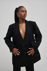 Bawełniana marynarka z klapami w kolorze DEEP BLACK - TIMELESS-S. Czarne marynarki i żakiety damskie Marsala, bez wzorów, z bawełny, eleganckie, bez kołnierzyka, bez ramiączek. Za 699.90 zł.