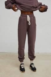 Spodnie dresowe typu jogger w kolorze BROWNIE CAKE - DRIPS-M. Brązowe spodnie dresowe damskie Marsala, bez wzorów, z bawełny, eleganckie. Za 259.90 zł.