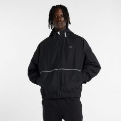 Kurtka męska New Balance MJO5BXBK – czarna. Czarne kurtki sportowe męskie New Balance, m, bez wzorów, z materiału, bez kaptura. Za 579.99 zł.