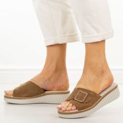 Brązowe skórzane klapki damskie S.Barski 7002. Brązowe klapki damskie S.BARSKI, na lato, bez wzorów, z jeansu, casualowe, bez obcasa, na koturnie, bez zapięcia. Za 229.00 zł.