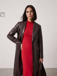 Długi płaszcz z imitacji skóry - bordowy. Czerwone płaszcze damskie Sinsay, l, bez wzorów, ze skóry, bez kołnierzyka, bez kaptura. Za 139.99 zł.