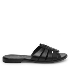 Klapki Lasocki. Czarne klapki damskie Lasocki, bez wzorów, bez obcasa, bez zapięcia. Za 139.99 zł.