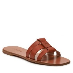 Klapki Pollini. Brązowe klapki damskie Pollini, bez wzorów, bez obcasa, bez zapięcia. Za 1,239.00 zł.