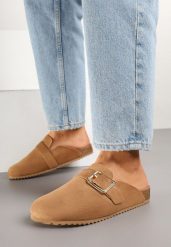 Brązowe Klapki z Ozdobną Klamrą w Stylu Chodaków Afindea. Brązowe klapki damskie Renee, bez wzorów, z jeansu, eleganckie, bez obcasa, na płaskiej podeszwie, bez zapięcia. W wyprzedaży za 74.99 zł.