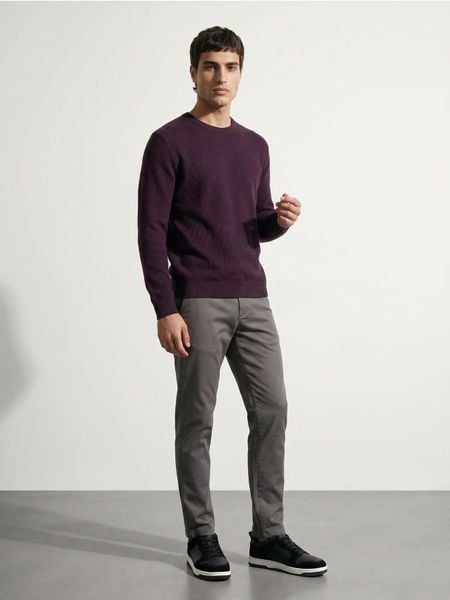 Bawełniany sweter basic - fioletowy. Fioletowe swetry męskie Sinsay, l, bez wzorów, z bawełny, bez kołnierzyka, bez ramiączek. Za 49.99 zł.