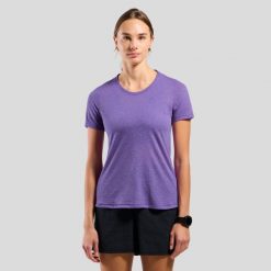 Koszulka damska Odlo ESSENTIAL LINENCOOL T-shirt crew neck s/s. Fioletowe bluzki damskie ODLO, s, bez wzorów, sportowe, bez kołnierzyka, bez ramiączek. Za 269.99 zł.