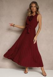 Bordowa Koktajlowa Sukienka Plisowana z Kwiatową Broszką Paskiem i Gumką w Talii Viknna. Czerwone sukienki damskie Renee, na imprezę, l, bez wzorów, z materiału, eleganckie, bez kołnierzyka, bez ramiączek, maxi, plisowane. Za 74.99 zł.
