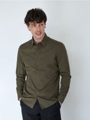 Koszula slim z bawełny egipskiej - ciemnozielony. Zielone koszule męskie Reserved, l, bez wzorów, z bawełny, bez kołnierzyka, bez ramiączek. W wyprzedaży za 59.99 zł.