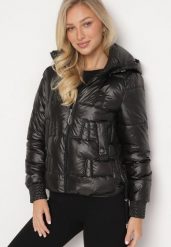 Czarna Pikowana Kurtka z Odpinanym Kapturem Wydłużonym Tyłem i Ściągaczami Zinonia. Czarne kurtki sportowe damskie Born2be, na zimę, l, bez wzorów, z jeansu, bez ramiączek, narciarskie. Za 134.99 zł.