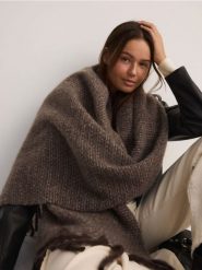 Miękki szalik z frędzlami - brązowy. Brązowe szaliki damskie Reserved, bez wzorów. W wyprzedaży za 59.99 zł.