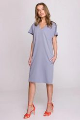 Luźna sukienka oversize o prostym kroju z dekoltem V szara. Szare sukienki damskie Stylove, do pracy, l, bez wzorów, z poliesteru, biznesowe, bez kołnierzyka, bez ramiączek, mini, dopasowane. Za 289.00 zł.