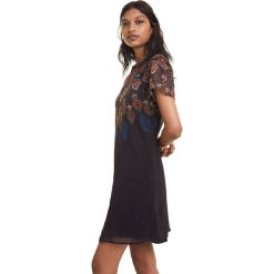 Desigual Mexican Sukienka Czarny. Czarne sukienki damskie Desigual, bez wzorów, z materiału, bez kołnierzyka, bez ramiączek. Za 464.95 zł.