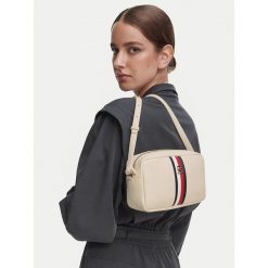 Torebka Tommy Hilfiger. Białe listonoszki damskie Tommy Hilfiger, bez wzorów, bez dodatków. Za 449.99 zł.