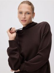 Gładka bluza z modalem - ciemnobrązowy. Brązowe bluzy damskie Reserved, l, bez wzorów, z dzianiny, bez ramiączek, bez kaptura. W wyprzedaży za 79.99 zł.