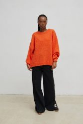 Sweter oversize z bufiastym rękawem FLAME ORANGE- RIVERO-UNI. Pomarańczowe swetry nierozpinane damskie Marsala, na lato, bez wzorów, z wełny, bez kołnierzyka, bez ramiączek. Za 249.90 zł.
