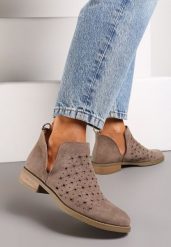 Brązowe Botki Boho z Ozdobną Perforacją i Rozcięciami po Bokach Pelorieta. Brązowe botki damskie Renee, bez wzorów, z materiału, boho, z okrągłym noskiem, bez obcasa, na płaskiej podeszwie, bez zapięcia. Za 159.99 zł.