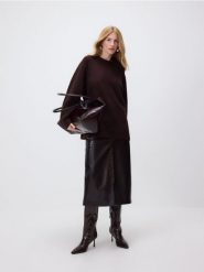 Gładki sweter - brązowy. Brązowe swetry nierozpinane damskie Reserved, l, bez wzorów, z dzianiny, bez kołnierzyka, bez ramiączek. Za 139.99 zł.