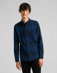 LEE RIVETED SHIRT MĘSKA KOSZULA RELAXED FIT WASHED BLUE L66INNLR 112116435. Niebieskie koszule męskie Lee, l, bez wzorów, bez kołnierzyka, bez ramiączek. Za 129.99 zł.