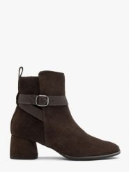 Brązowe botki z paskiem i klamrą. Brązowe botki damskie Ryłko, bez wzorów, ze skóry, eleganckie, bez obcasa, na słupku, bez zapięcia. Za 529.99 zł.