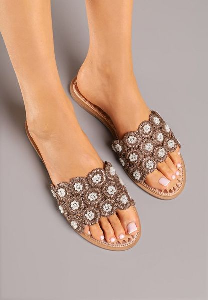 Ciemnobeżowe Klapki z Haftowaną Cholewką Talovira. Brązowe klapki damskie Born2be, na lato, bez wzorów, z jeansu, bez obcasa, na płaskiej podeszwie, bez zapięcia. Za 69.99 zł.