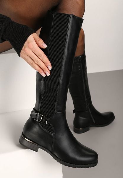 Czarne Kozaki Muszkieterki na Płaskiej Podeszwie Ozdobione Aplikacją Asilena. Czarne kozaki damskie Born2be, z aplikacjami, z jeansu, bez obcasa, na płaskiej podeszwie, bez zapięcia. Za 139.99 zł.