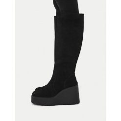 Kozaki Badura. Czarne kozaki damskie Badura, bez wzorów, bez obcasa, na koturnie, bez zapięcia. Za 349.99 zł.