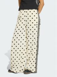 Adidas Spodnie dresowe Satin Polka Dots Wide Leg Pant KV1168 Kremowy Relaxed Fit. Białe spodnie dresowe damskie Adidas, bez wzorów, z dresówki. Za 298.99 zł.