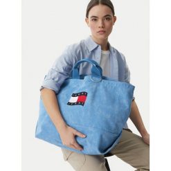 Torebka Tommy Jeans. Niebieskie shopperki damskie Tommy Jeans, bez wzorów, z jeansu, bez dodatków. Za 296.99 zł.