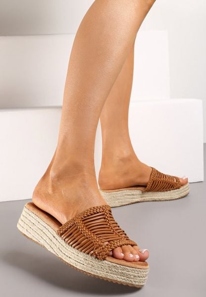 Brązowe Klapki na Platformie z Plecionką i Ażurowym Paskiem Bilimoria. Brązowe klapki damskie Renee, na lato, w ażurowe wzory, eleganckie, bez obcasa, na platformie, bez zapięcia. Za 109.99 zł.