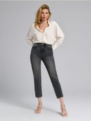 Jeansy mom fit - szary. Szare jeansy damskie Sinsay, bez wzorów, z bawełny. W wyprzedaży za 29.99 zł.