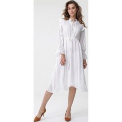 Biała Sukienka Worcester. Białe sukienki damskie Born2be, na imprezę, l, bez wzorów, z tkaniny, boho, bez kołnierzyka, bez ramiączek, maxi. Za 129.99 zł.