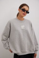 Bluza typu oversize z HAFTEM w kolorze GREY MELANGE - GEMINI-UNI. Szare bluzy damskie Marsala, na lato, l, bez wzorów, z bawełny, klasyczne, bez ramiączek, bez kaptura. Za 349.90 zł.