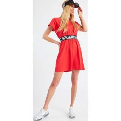 SUKIENKA KARL LAGERFELD. Sukienki damskie KARL LAGERFELD, m, bez wzorów, eleganckie, bez kołnierzyka, bez ramiączek. Za 709.00 zł.