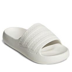 Klapki adidas. Białe klapki damskie Adidas, bez wzorów, sportowe, bez obcasa, bez zapięcia. Za 199.99 zł.