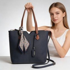 Torebka damska Rieker, ze skóry ekologicznej o klasycznej formie z dwoma uchwytami długim paskiem na ramię ozdobną apaszką i funkcjonalnym wnętrzem d. Niebieskie shopperki damskie Rieker, bez wzorów, z materiału, na ramię, bez dodatków. Za 249.00 zł.