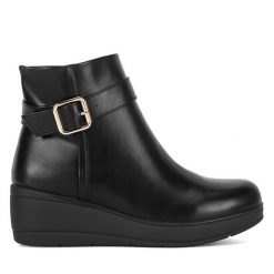 Botki Clara Barson. Czarne botki damskie Clara Barson, bez wzorów, bez obcasa, na koturnie, bez zapięcia. Za 119.99 zł.