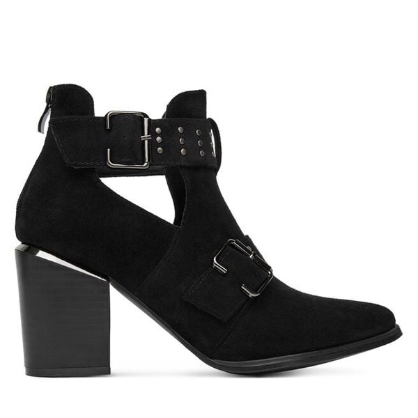 Botki DeeZee. Czarne botki damskie DeeZee, bez wzorów, bez obcasa, na słupku, bez zapięcia. Za 179.99 zł.