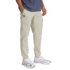 Spodnie Mężczyzna UNDER ARMOUR UA VIBE WOVEN CARGO PANTS. Brązowe spodnie sportowe męskie Under Armour, m, bez wzorów. Za 358.95 zł.